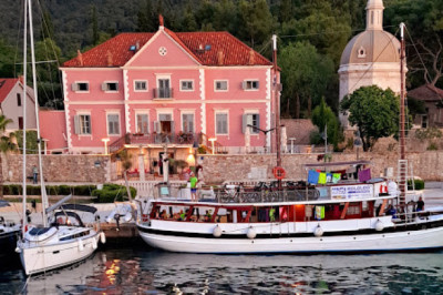 Trazim konobara/konobaricu za rad u Starom Gradu na otoku Hvaru u objektu Villa Apolon