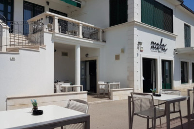Restoran Mala mora (Little seas - Kaštel Lukšić, kraj Splita) traži konobara