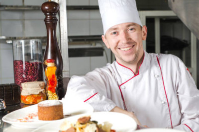 TRAŽIMO KUVARA NA DORUČKU!