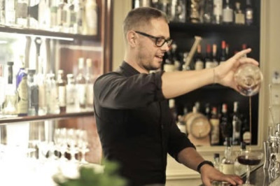 PUNË NË BEACH BAR – POREČ, KROACI - KONOBAR / SHANKIST