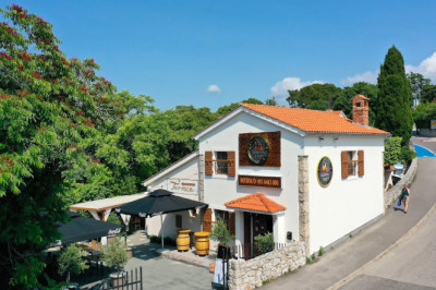 Zbog povecanja obujma posla trazi se osoba na mjestu pomocnog kuhara u kuhinji, Krk, HR